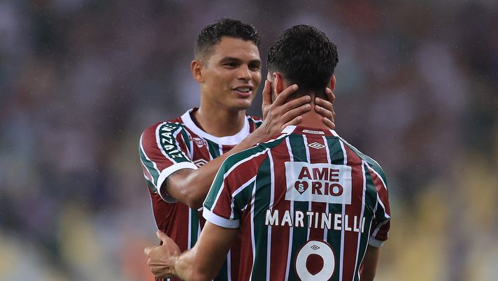 RIO DE JANEIRO, BRAZIL - APRIL 06: Matheus Martinelli of Fluminense celebrates with Thiago Silva of Fluminense after scoring the team's first goal during the match between Fluminense and Bragantino as part of Brasileirao 2025 at Maracana Stadium on April 06, 2025 in Rio de Janeiro, Brazil. (Photo by Buda Mendes/Getty Images) Chi gioca nel Fluminense? Da Thiago Silva a Ganso, tutto sull’avversaria dell’Inter - immagine 1