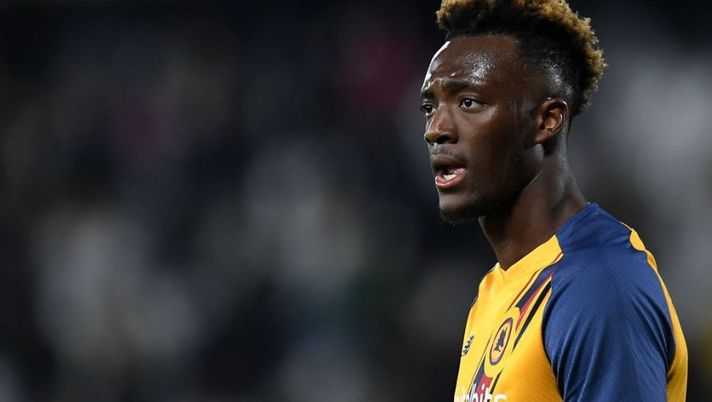 LA SPEZIA, ITALY - FEBRUARY 27: Tammy Abraham of AS Roma looks on during the Serie A match between Spezia Calcio and AS Roma at Stadio Alberto Picco on February 27, 2022 in La Spezia, Italy. (Photo by Alessandro Sabattini/Getty Images) FLASH – Sky: “Abraham è da valutare dopo il Bodo, in dubbio per la Salernitana: il motivo” - immagine 1