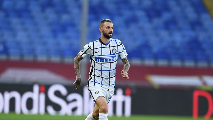 GENOA, ITALY - OCTOBER 24: Marcelo Brozovic of FC Internazionale in action during the Serie A match between Genoa CFC and FC Internazionale at Stadio Luigi Ferraris on October 24, 2020 in Genoa, Italy. (Photo by Claudio Villa - Inter/Inter via Getty Images) GENOA, ITALY - OCTOBER 24: Marcelo Brozovic of FC Internazionale in action during the Serie A match between Genoa CFC and FC Internazionale at Stadio Luigi Ferraris on October 24, 2020 in Genoa, Italy. (Photo by Claudio Villa - Inter/Inter via Getty Images)