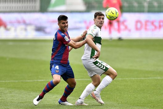  ELCHE, SPAIN - APRIL 24: Rober Pier of Levante UD and Lucas Boye of Elche CF battle for possession during the La Liga Santander match between Elche CF and Levante UD at Estadio Martinez Valero on April 24, 2021 in Elche, Spain. Sporting stadiums around Spain remain under strict restrictions due to the Coronavirus Pandemic as Government social distancing laws prohibit fans inside venues resulting in games being played behind closed doors. (Photo by Aitor Alcalde/Getty Images) 