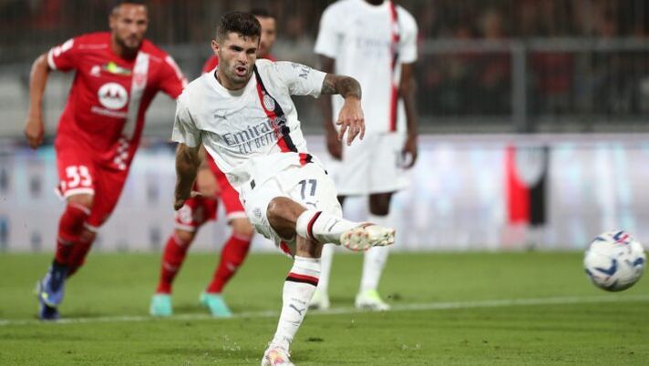 MONZA, ITALY - AUGUST 08: Christian Pulisic of AC Milan scores his goal from the penalty spot during the Trofeo Silvio Berlusconi between AC Monza and AC Milan at U-Power Stadium on August 08, 2023 in Monza, Italy. (Photo by Marco Luzzani/Getty Images) I segnali da Monza-Milan: top, flop, Colpani, Reijnders e il rigore (sbagliato) di Pulisic - immagine 1