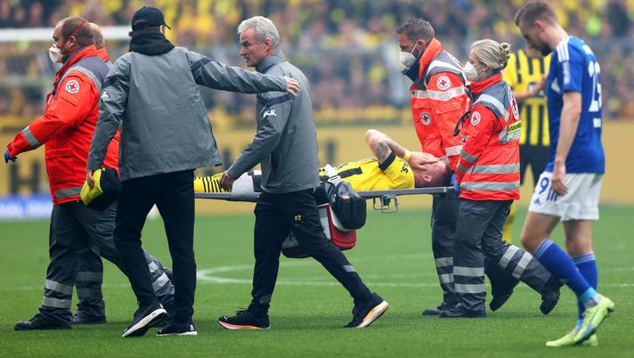 DORTMUND, GERMANY - SEPTEMBER 17: Marco Reus of Borussia Dortmund is stretched off after receiving medical treatment during the Bundesliga match between Borussia Dortmund and FC Schalke 04 at Signal Iduna Park on September 17, 2022 in Dortmund, Germany. (Photo by Dean Mouhtaropoulos/Getty Images) INFORTUNIO MARCO REUS