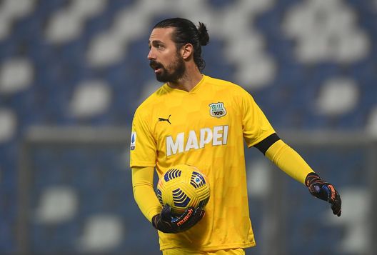  REGGIO NELL'EMILIA, ITALY - DECEMBER 11: Andrea Consigli of US Sassuolo in action during the Serie A match between US Sassuolo and Benevento Calcio at Mapei Stadium - Città del Tricolore on December 11, 2020 in Reggio nell'Emilia, Italy. (Photo by Alessandro Sabattini/Getty Images) 