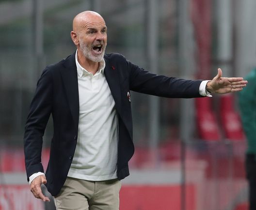 MILAN, ITALY - SEPTEMBER 24: AC Milan coach Stefano Pioli issues instructions to his players during the UEFA Europa League third qualifying round match between AC Milan and Bodo Glimt at Stadio Giuseppe Meazza on September 24, 2020 in Milan, Italy. (Photo by Emilio Andreoli/Getty Images) MILAN, ITALY - SEPTEMBER 24: AC Milan coach Stefano Pioli issues instructions to his players during the UEFA Europa League third qualifying round match between AC Milan and Bodo Glimt at Stadio Giuseppe Meazza on September 24, 2020 in Milan, Italy. (Photo by Emilio Andreoli/Getty Images)