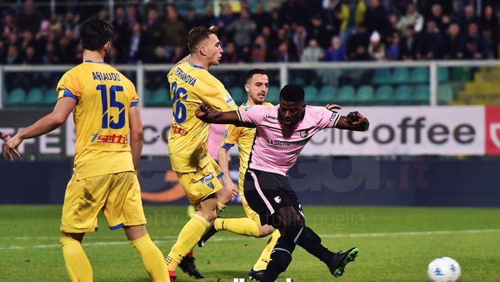 Frosinone, Vigorito avverte: “Affronteremo il Palermo col coltello tra i denti. Il nostro pubblico sarà importantissimo” Frosinone, Vigorito avverte: “Affronteremo il Palermo col coltello tra i denti. Il nostro pubblico sarà importantissimo”
