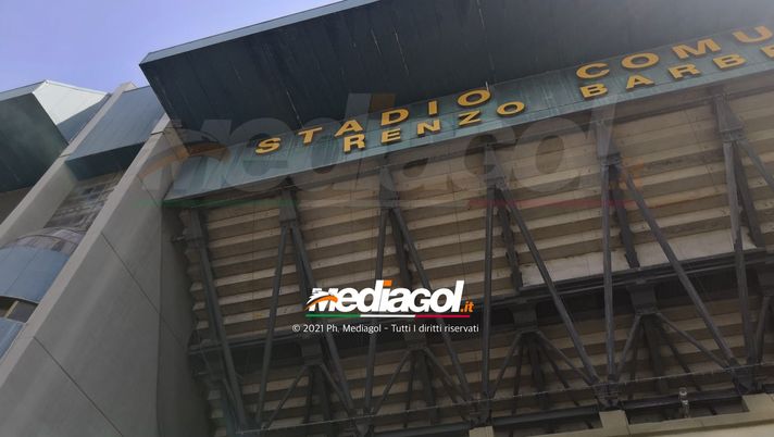 Palermo, Vigili del fuoco allo stadio “Barbera”: sta cedendo una “R” Palermo, Vigili del fuoco allo stadio “Barbera”: sta cedendo una “R”