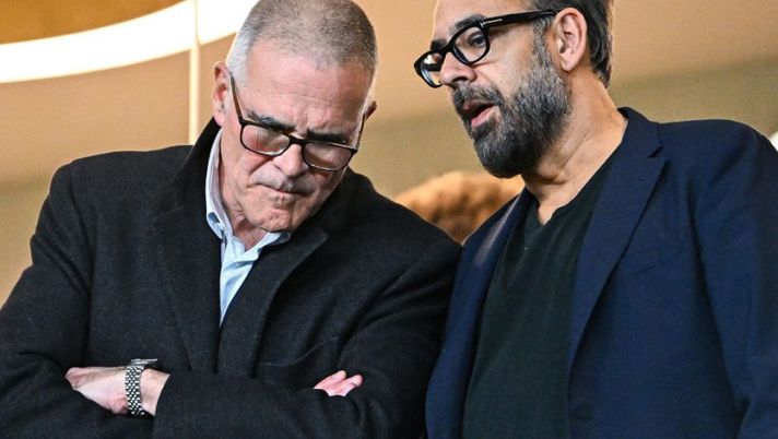 GENOA, ITALY - FEBRUARY 25: Alberto Zangrillo chairman of Genoa (L) chats with Andreas Blazquez co-owner of Genoa prior to kick off in the Serie A match between Genoa CFC and FC Internazionale at Stadio Luigi Ferraris on February 25, 2022 in Genoa, Italy. (Photo by Getty Images) A.d. Genoa: “Blessin resta! Criscito stava male, Cambiaso, Ostigard e retroscena Nicola” - immagine 1