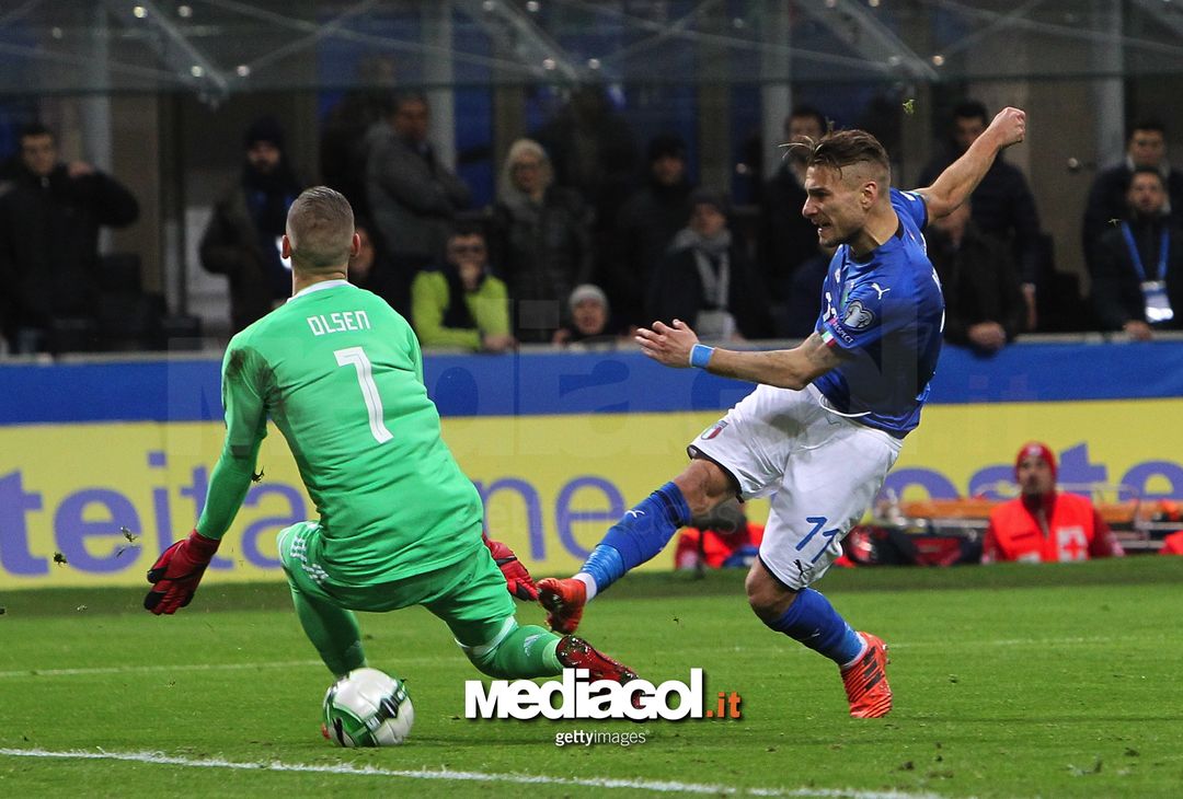  MILAN, ITALY - NOVEMBER 13:  Ciro Immobile of Italy  (R) competes for the ball with Robin Olsen of Sweden during the FIFA 2018 World Cup Qualifier Play-Off: Second Leg between Italy and Sweden at San Siro Stadium on November 13, 2017 in Milan, Sweden.  (Photo by Marco Luzzani/Getty Images) 