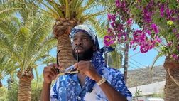 FOTO – Sobrietà? No grazie. L’eccentrico outfit di Ikoné a Mykonos