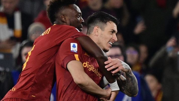 AS Roma's British forward Tammy Abraham (L) celebrates with AS Roma's Brazilian defender Roger Ibanez after scoring during the Italian Serie A football match between AS Roma and Empoli on February 4, 2023 at the Olympic stadium in Rome. (Photo by Filippo MONTEFORTE / AFP) (Photo by FILIPPO MONTEFORTE/AFP via Getty Images) Ibanez: “Mourinho mi ha fatto crescere molto. Futuro? Non so se continuerò alla Roma” - immagine 1