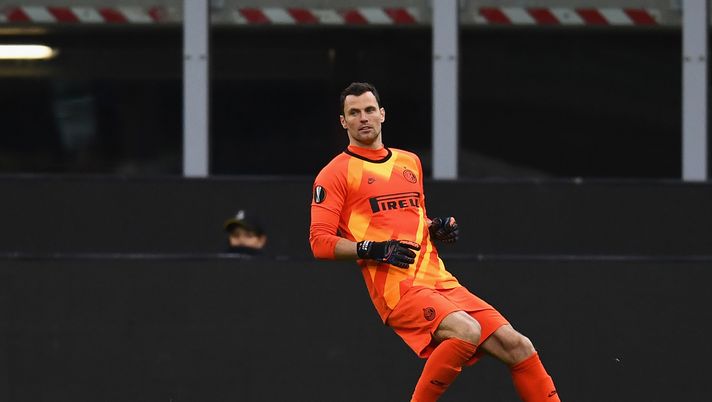 MILAN, ITALY - FEBRUARY 27: Daniele Padelli of FC Internazionale in action during the UEFA Europa League round of 32 second leg match between FC Internazionale and PFC Ludogorets Razgrad at Giuseppe Meazza Stadium on February 27, 2020 in Milan, Italy. (Photo by Claudio Villa - Inter/Inter via Getty Images) MILAN, ITALY - FEBRUARY 27: Daniele Padelli of FC Internazionale in action during the UEFA Europa League round of 32 second leg match between FC Internazionale and PFC Ludogorets Razgrad at Giuseppe Meazza Stadium on February 27, 2020 in Milan, Italy. (Photo by Claudio Villa - Inter/Inter via Getty Images)