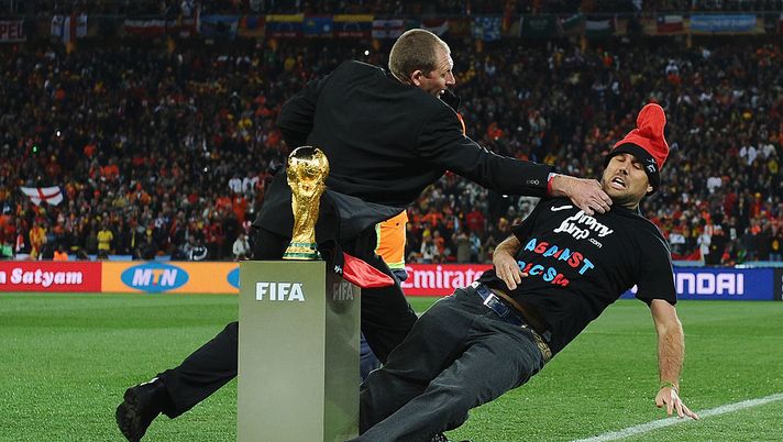 JOHANNESBURG, SOUTH AFRICA - JULY 11: A pitch invader, Jimmy Jump, is wrestled away from the World Cup Trophy by security, prior to the 2010 FIFA World Cup South Africa Final match between Netherlands and Spain at Soccer City Stadium on July 11, 2010 in Johannesburg, South Africa. (Photo by Laurence Griffiths/Getty Images) Qatar 2022, un mondiale senza “Jimmy Jump” scappato dalla Spagna in Germania per sfuggire ai debiti - immagine 1