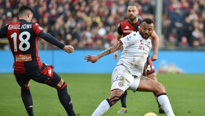 GENOA, ITALY - FEBRUARY 09: Joao Pedro of Cagliari Calcio battles for the ball with Paolo Ghiglione of Genoa CFC during the Serie A match between Genoa CFC and  Cagliari Calcio at Stadio Luigi Ferraris on February 9, 2020 in Genoa, Italy. (Photo by Paolo Rattini/Getty Images) 