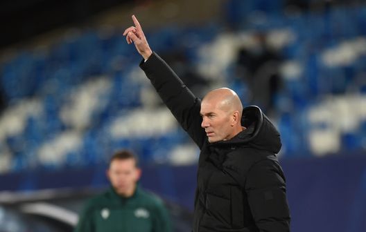 MADRID, SPAIN - DECEMBER 09: Zinedine Zidane, head coach of Real Madrid reacts during the UEFA Champions League Group B stage match between Real Madrid and Borussia Moenchengladbach at Estadio Alfredo di Stefano on December 09, 2020 in Madrid, Spain. Sporting stadiums around Spain remain under strict restrictions due to the Coronavirus Pandemic as Government social distancing laws prohibit fans inside venues resulting in games being played behind closed doors. (Photo by Denis Doyle/Getty Images) Tra Zidane e il PSG ci sono di mezzo…gli abitanti di Marsiglia: “Zizou, non andare a Parigi!”- immagine 2