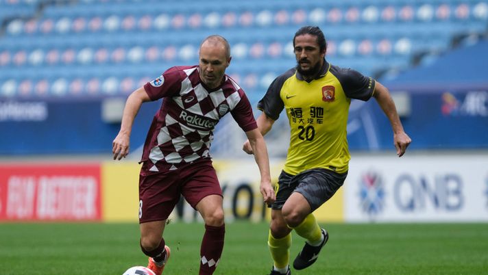 AL WAKRAH, QATAR - NOVEMBER 28: Andres Iniesta of Vissel Kobe in action during the AFC Champions League Group G match between Vissel Kobe and Guangzhou Evergrande at the Al Janoub Stadium on November 28, 2020 in Al Wakrah, Qatar. (Photo by Simon Holmes/Getty Images) AL WAKRAH, QATAR - NOVEMBER 28: Andres Iniesta of Vissel Kobe in action during the AFC Champions League Group G match between Vissel Kobe and Guangzhou Evergrande at the Al Janoub Stadium on November 28, 2020 in Al Wakrah, Qatar. (Photo by Simon Holmes/Getty Images)