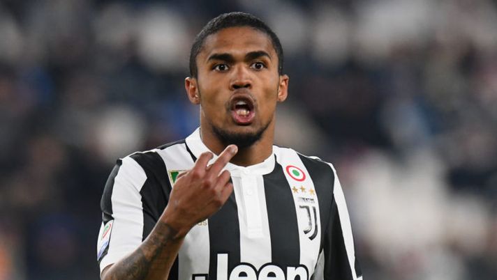 TURIN, ITALY - JANUARY 22: De Suoza Douglas Costa of Juventus gestures during the Serie A match between Juventus and Genoa CFC on January 22, 2018 in Turin, Italy. (Photo by Alessandro Sabattini/Getty Images) Juve, prove di assalto al Real Madrid coi cinque big: chi gioca e chi sta fuori in Champions - immagine 1