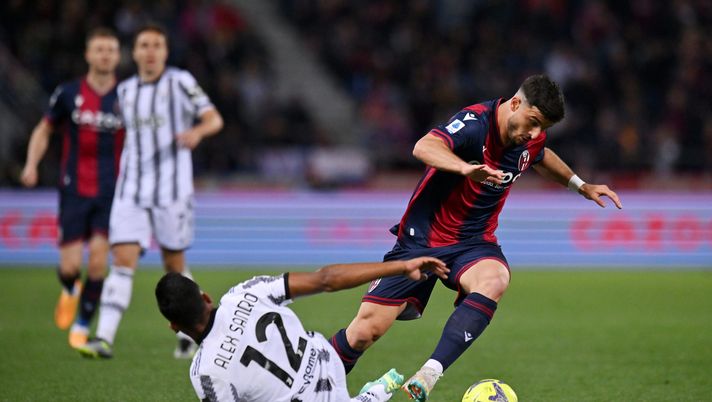 BOLOGNA, ITALY - APRIL 30: Alex Sandro of Juventus is challenged by Riccardo Orsolini of Bologna FC during the Serie A match between Bologna FC and Juventus at Stadio Renato Dall'Ara on April 30, 2023 in Bologna, Italy. (Photo by Alessandro Sabattini/Getty Images) Bologna-Juventus, bianconeri aggressivi ma i rossoblù hanno tenuto botta- immagine 4