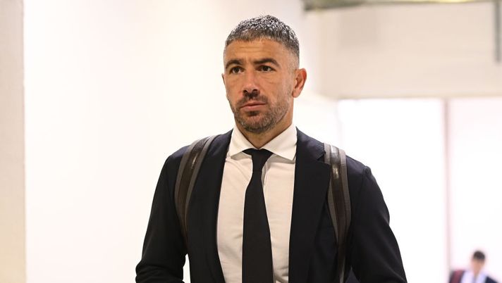 MILAN, ITALY - OCTOBER 31: Aleksandar Kolarov of FC Internazionale arrives before the Serie A match between FC Internazionale and Udinese Calcio at Stadio Giuseppe Meazza on October 31, 2021 in Milan, Italy. (Photo by Mattia Ozbot - Inter/Inter via Getty Images) Roma, prosegue la caccia al nuovo ds: sulla lista spunta anche Kolarov - immagine 1