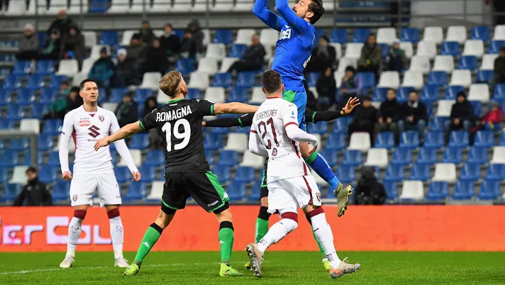 REGGIO NELL'EMILIA, ITALY - JANUARY 18: Andrea Consigli of US Sassuolo jump for the ball during the Serie A match between US Sassuolo and  Torino FC at Mapei Stadium - Città  del Tricolore on January 18, 2020 in Reggio nell'Emilia, Italy  (Photo by Alessandro Sabattini/Getty Images)