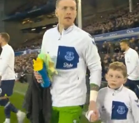 Pickford regala una gioia a Harry, 8 anni e un tumore al cervello: in campo insieme- immagine 2