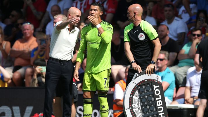 SOUTHAMPTON, ENGLAND - AUGUST 27: Cristiano Ronaldo speaks to Erik ten Hag, Manager of Manchester United before they are substituted on during the Premier League match between Southampton FC and Manchester United at Friends Provident St. Mary's Stadium on August 27, 2022 in Southampton, England. (Photo by Steve Bardens/Getty Images) CR7 e Ten Hag, “gestione” fallita, ma lo scontro con il tecnico non è una novità per il portoghese- immagine 2