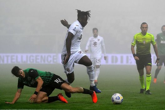 REGGIO NELL'EMILIA, ITALY - OCTOBER 23: Filip Duricic of US Sassuolo competes for the ball with Soualiho Mettè of Torino FC during the Serie A match between US Sassuolo and Torino FC at Mapei Stadium - Città del Tricolore on October 23, 2020 in Reggio nell'Emilia, Italy. (Photo by Alessandro Sabattini/Getty Images) REGGIO NELL'EMILIA, ITALY - OCTOBER 23: Filip Duricic of US Sassuolo competes for the ball with Soualiho Mettè of Torino FC during the Serie A match between US Sassuolo and Torino FC at Mapei Stadium - Città del Tricolore on October 23, 2020 in Reggio nell'Emilia, Italy. (Photo by Alessandro Sabattini/Getty Images)
