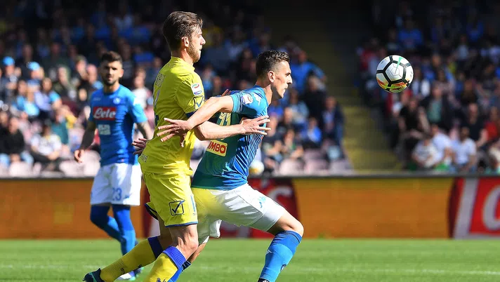 NAPLES, ITALY - APRIL 08: Arkadiusz Milik of SSC Napoli vies with Mattia Bani of AC Chievo Verona during the serie A match between SSC Napoli and AC Chievo Verona at Stadio San Paolo on April 8, 2018 in Naples, Italy.  (Photo by Francesco Pecoraro/Getty Images)