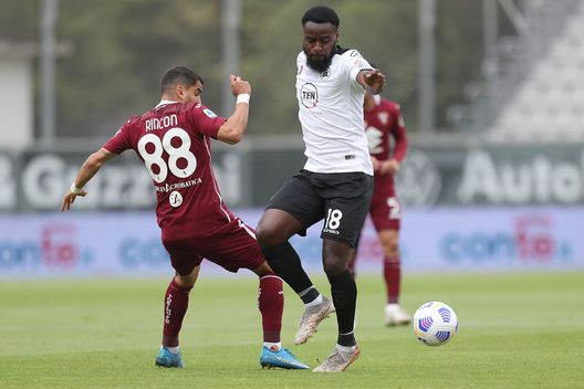 LA SPEZIA, ITALY - MAY 15: Mbala Nzola of Spezia Calcio battles for the ball with Tomas Rincon of Torino FC during the Serie A match between Spezia Calcio and Torino FC at Stadio Alberto Picco on May 15, 2021 in La Spezia, Italy. (Photo by Gabriele Maltinti/Getty Images) LA SPEZIA, ITALY - MAY 15: Mbala Nzola of Spezia Calcio battles for the ball with Tomas Rincon of Torino FC during the Serie A match between Spezia Calcio and Torino FC at Stadio Alberto Picco on May 15, 2021 in La Spezia, Italy. (Photo by Gabriele Maltinti/Getty Images)