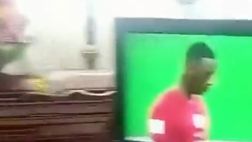I Mondiali, una cosa seria: televisore acceso vicino alla bara durante un funerale in Ecuador