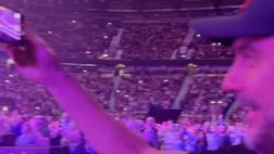Lo aspetta il derby di FA Cup, ma Pep si distrae: scatenato al concerto di Elton John…