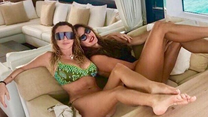 Paola Ferrari, relax con l’amica Alba Parietti. Fan in delirio per le: “Sister In Crime” Paola Ferrari, relax con l’amica Alba Parietti. Fan in delirio per le: “Sister In Crime”
