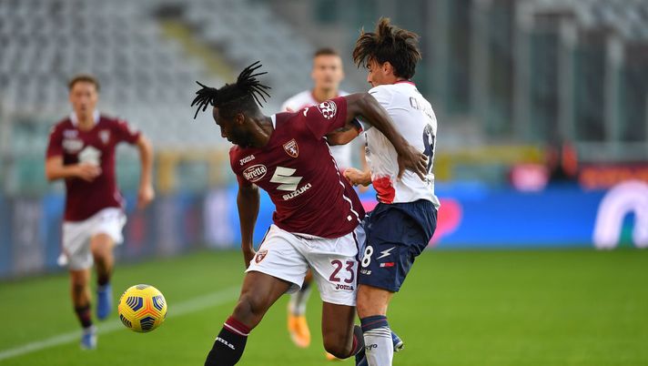 TURIN, ITALY - NOVEMBER 08:  Soualiho Meite (L) of Torino FC is challenged by Luca Cigarini of FC Crotone during the Serie A match between Torino FC and FC Crotone at Stadio Olimpico di Torino on November 8, 2020 in Turin, Italy.  (Photo by Valerio Pennicino/Getty Images) 