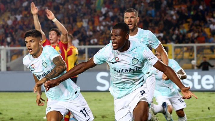 LECCE, ITALY - AUGUST 13: Denzel Dumfries of Inter celebrates the winning goal with his coach Simone Inzaghi during the Serie A match between US Lecce and FC Internazionale at Stadio Via del Mare on August 13, 2022 in Lecce, Italy. (Photo by Maurizio Lagana/Getty Images) Sorpasso Dumfries, occhio a Dimarco e cosa filtra su Correa: la probabile formazione dell’Inter - immagine 1