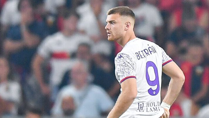 GENOA, ITALY - AUGUST 19: Lucas Beltran of Fiorentina looks on during the Serie A TIM match between Genoa CFC and ACF Fiorentina at Stadio Luigi Ferraris on August 19, 2023 in Genoa, Italy. (Photo by Getty Images/Getty Images) Fiorentina-Cagliari, le formazioni ufficiali: la scelta su Luvumbo, Beltran, Nzola e Kouamé - immagine 1