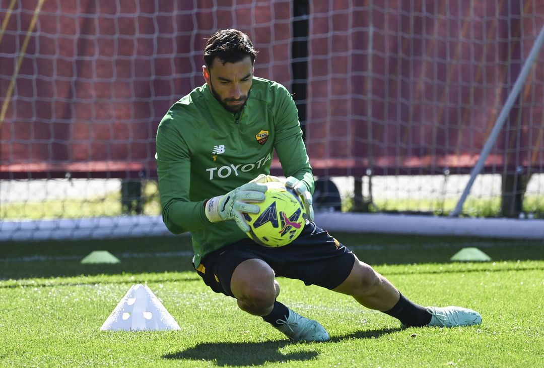 La Roma corre in vista del Torino sotto gli occhi di Pinto e Mourinho – FOTO GALLERY - immagine 7