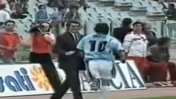 L'esultanza di Protti nel 1996-97 dopo il gol del pareggio nel derby romano contro la Roma L'esultanza di Protti nel 1996-97 dopo il gol del pareggio nel derby romano contro la Roma