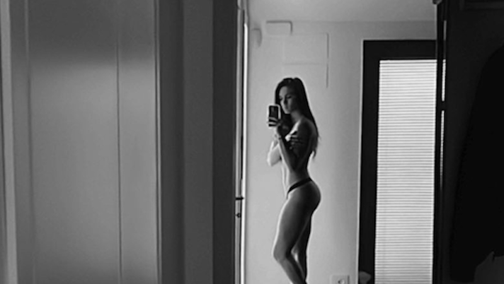 Carolina Marcialis mostra il profilo più sexy. Scatto bollente per lady Cassano  Carolina Marcialis mostra il profilo più sexy. Scatto bollente per lady Cassano - immagine 1