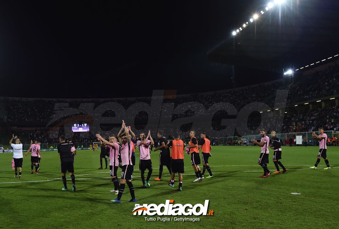  PALERMO, ITALY - JUNE 13: Players of Palermo celebrate after winning the serie B playoff match final between US Citta di Palermo and Frosinone Calcio at Stadio Renzo Barbera on June 13, 2018 in Palermo, Italy.  (Photo by Tullio M. Puglia/Getty Images) 