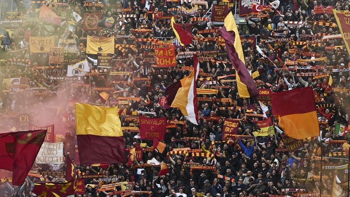 BOLOGNA, ITALY - MAY 14: AS Roma supporters during the Serie A match between Bologna FC and AS Roma at Stadio Renato Dall'Ara on May 14, 2023 in Bologna, Italy. (Photo by Luciano Rossi/AS Roma via Getty Images) Roma, prosegue la campagna abbonamenti: raggiunta quota 18mila - immagine 1
