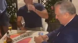 Lazio, Lotito gioca a scopone in un bar (VIDEO)