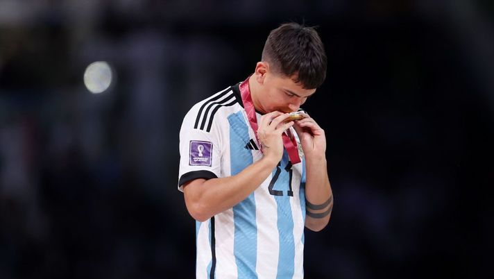 Getty Images Dybala torna a Roma: l’Argentina ha fatto scalo a Fiumicino con la coppa - immagine 1