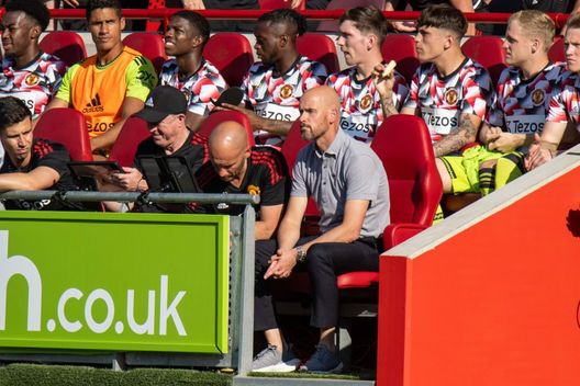 BRENTFORD, ENGLAND - AUGUST 13: manager Erik ten Hag of Manchester United during the Premier League match between Brentford FC and Manchester United at Brentford Community Stadium on August 13, 2022 in Brentford, United Kingdom. (Photo by Sebastian Frej/MB Media/Getty Images) United ai lavori forzati: Ten Hag cancella il giorno di riposo e impone 13,8 chilometri di corsa- immagine 2