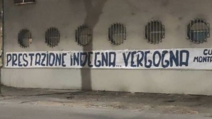 Modena, entusiasmo già svanito? Uno striscione molto pesante alza la tensione nel club Modena, entusiasmo già svanito? Uno striscione molto pesante alza la tensione nel club