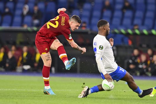 ROME, ITALY - MARCH 17: Nicolò Zaniolo of AS Roma is challenged by Riechedly Bazoerof Vitesse during the UEFA Conference League Round of 16 Leg Two match between AS Roma and Vitesse at on March 17, 2022 in Rome, Italy. (Photo by Fabio Rossi/AS Roma via Getty Images) ROME, ITALY - MARCH 17: Nicolò Zaniolo of AS Roma is challenged by Riechedly Bazoerof Vitesse during the UEFA Conference League Round of 16 Leg Two match between AS Roma and Vitesse at on March 17, 2022 in Rome, Italy. (Photo by Fabio Rossi/AS Roma via Getty Images)