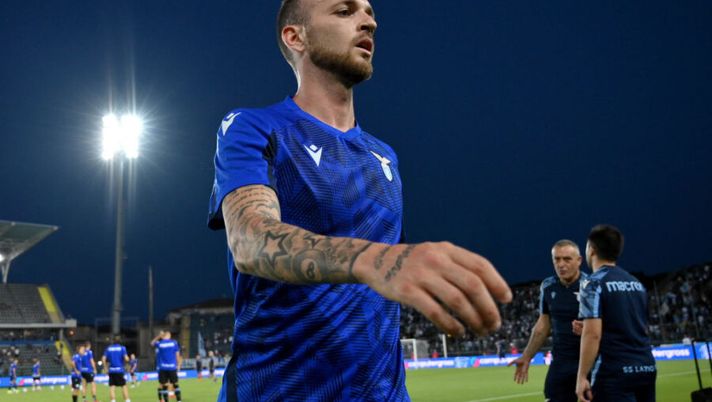 EMPOLI, ITALY - AUGUST 21: Manuel Lazzari of SS Lazio before the Serie A match between Empoli FC v SS Lazio at Stadio Carlo Castellani on August 21, 2021 in Empoli, Italy. (Photo by Marco Rosi - SS Lazio/Getty Images) Cinque difensori per la prima giornata al fantacalcio, tra centrali e terzini - immagine 1