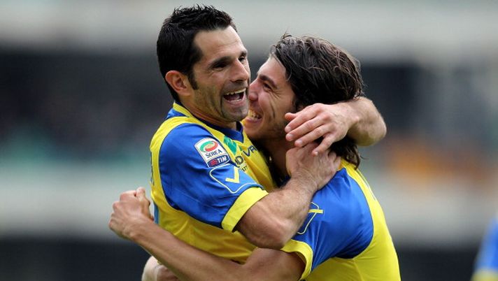 VERONA, ITALY - APRIL 07: Alberto Paloschi (R) of AC Chievo Verona celebrates with his team-mate Sergio Pellissier after scoring their third goal during the Serie A match between AC Chievo Verona and Catania Calcio at Stadio Marc'Antonio Bentegodi on April 7, 2012 in Verona, Italy. (Photo by Gabriele Maltinti/Getty Images) Pellissier: “La lotta Scudetto è molto bella e incerta” - immagine 1