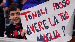 Tonali, un piccolo tifoso gli chiede la maglia: il gesto di Sandro (FOTO)