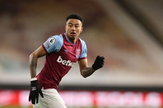 WOLVERHAMPTON, ENGLAND - APRIL 05: Jesse Lingard of West Ham United during the Premier League match between Wolverhampton Wanderers and West Ham United at Molineux on April 5, 2021 in Wolverhampton, United Kingdom. Sporting stadiums around the UK remain under strict restrictions due to the Coronavirus Pandemic as Government social distancing laws prohibit fans inside venues resulting in games being played behind closed doors. (Photo by Matthew Ashton - AMA/Getty Images) Da colpo di mercato a svincolato e dimenticato: la parabola di Jesse Lingard - immagine 1