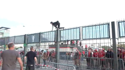 VIDEO Liverpool-Real Madrid, tifoso scavalca il cancello dello Stade de France