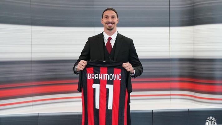 Zlatan Ibrahimovic, attaccante del Milan, posa con la maglia rossonera dopo il rinnovo di contratto (acmilan.com) 